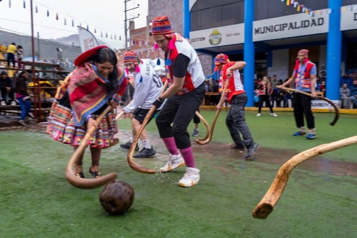 3. Mujer jugando al gayado con hombres. Foto - QOSQO (Facebook)