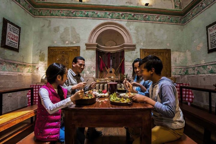 3. Familia comiendo en picantería tradicional. Foto - Peru Travel