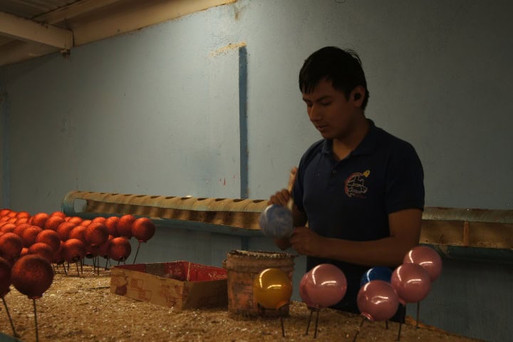 3. Producción de esferas en el Castillo de la Esfera. Foto - Gus Espinosa