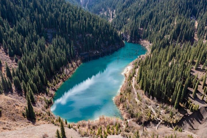 3. Alrededores del Lago Kaindy. Foto - Getty Images