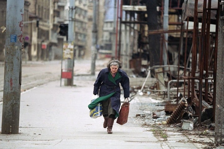 3. Mujer en el asedio a Sarajevo. Foto - @jmscaronte (X)