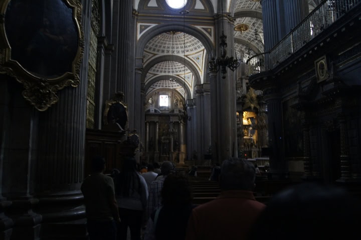 3. Visitantes en la Catedral de Nuestra Señora de la Inmaculada Concepción de Puebla. Foto - Gus Espinosa