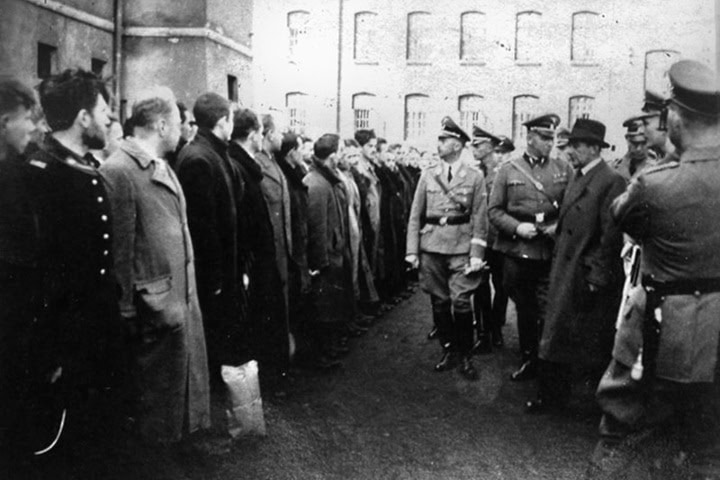 3. Prisión de Pawiak durante la visita de Heinrich Himmler, jefe de la Schutzstaffel. Foto - Yad Vashem