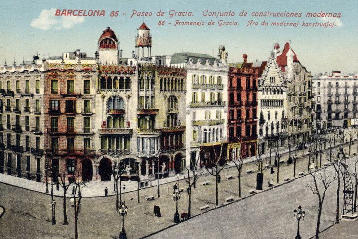 3. Antigua postal del Paseo de la Gracia, en donde se muestra la Manzana de la Discordia. Foto - Wikimedia Commons