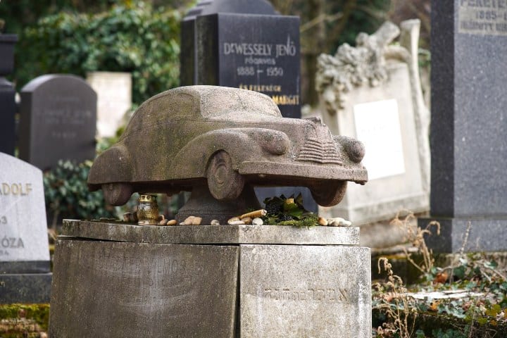 3. Escultura en tumba en Kozma. Foto - hosszúlépés. járunk? (Facebook)