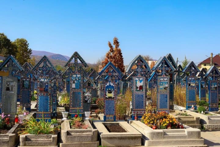 4. Tumbas en el Cementerio Alegre de Sapantza. Foto - Alamy
