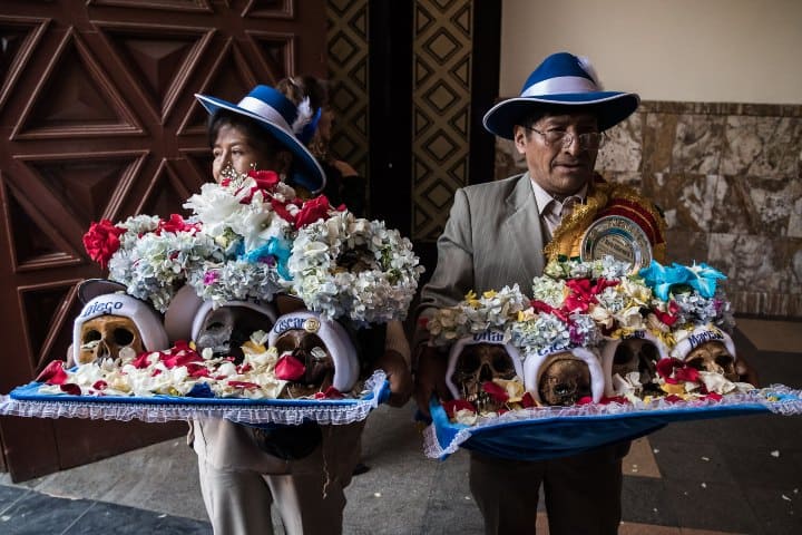 4. Bolivianos con ñañitas. Foto - Caption Magazine