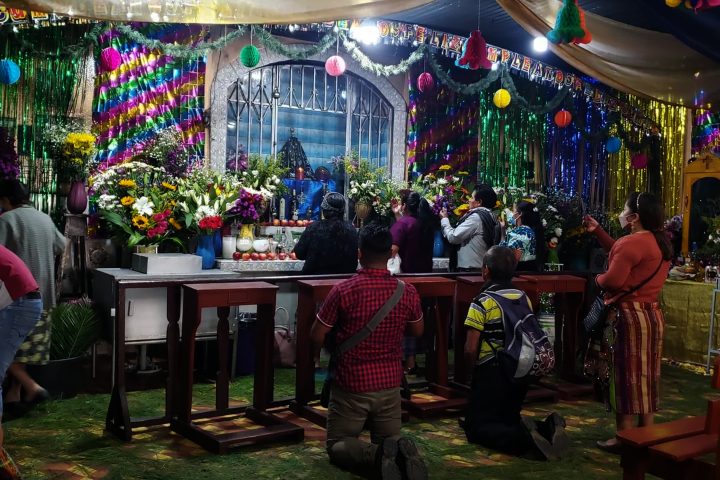 4. Visitantes en la Capilla de San Pascual Rey. Foto - u/DevotedtoDeath (Reddit)