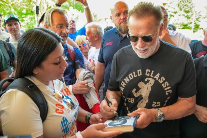 5. Arnold Schwarzenegger en encuentro con fans en su museo. Foto - Alamy