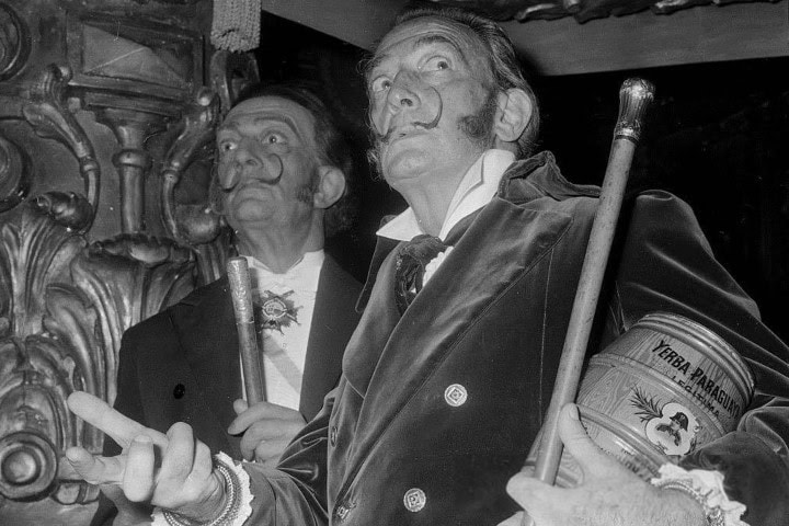 4. Dalí junto a su figura de cera en Paríz, con un tarro de hierbas de la Herboristería del Rei. Foto - Herboristería del Rei (Facebook)