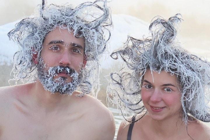 4. Pareja con peinados congelados. Foto - @eclipsenordichotsprings (Instagram)