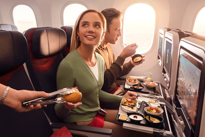 4. Entrega de pan en Turkish Airlines. Foto - muratsuyur