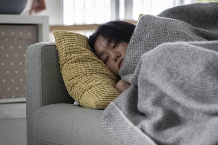 4. Mujer asiática en cama. Foto - Alamy