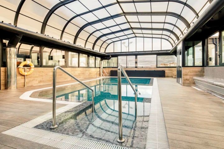 4. Piscina cerrada en hotel halal. Foto - deLuna Hotels