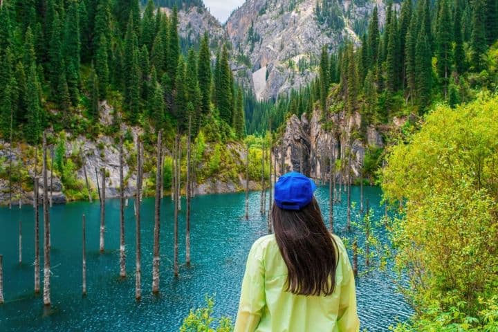 4. Viajera en el Lago Kaindy. Foto - Alamy