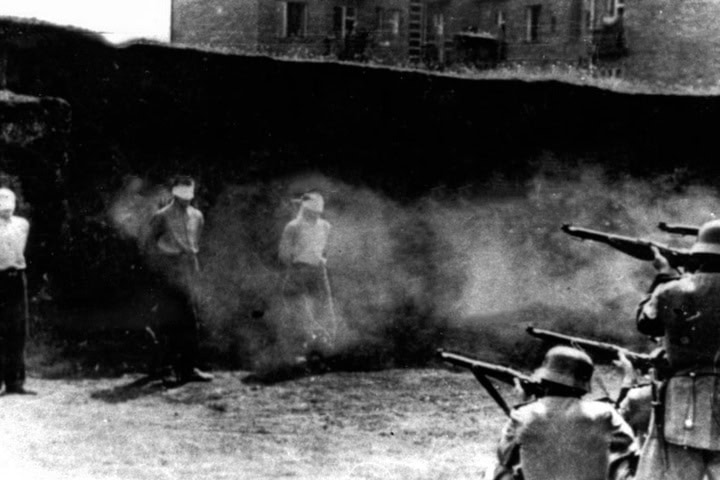 4. Ejercito nazi ejecutando polacos. Foto - War-documentary