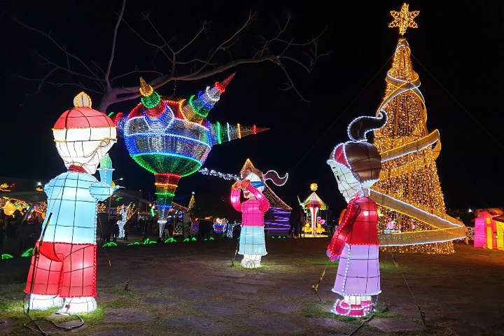 5. Esculturas de luz en el Parque Guanajuato Bicentenario. Foto - On a Road Leading Somewhere