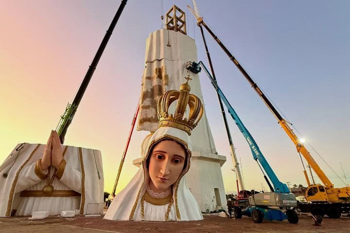 5. Montaje de la escultura de Nuestra Señora de Fátima en villa de Crato. Foto - Shutterstock