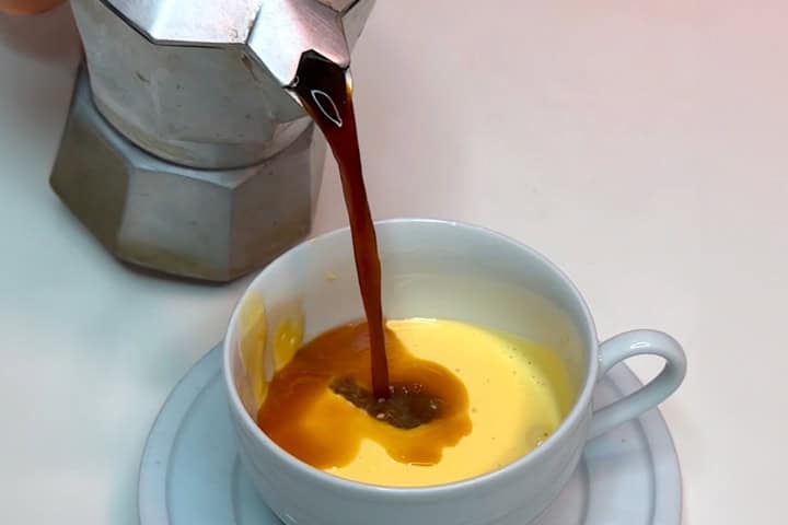 5. Sirviendo Caffè del Contadino. Foto - Cookist (Facebook)