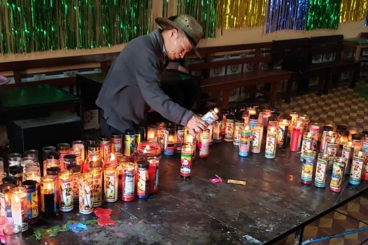 5. Encendido de veladoras en la Capilla de San Pascual Rey. Foto - u/DevotedtoDeath (Reddit)