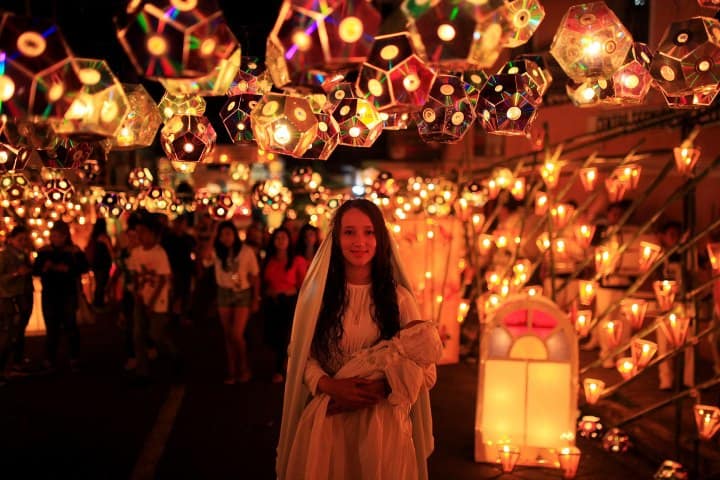 5. Niña disfrazada de la Virgen María en el Festival de ls Farolitos en El Salvador. Foto - JMJ 2027 Seúl Korea (Facebook)