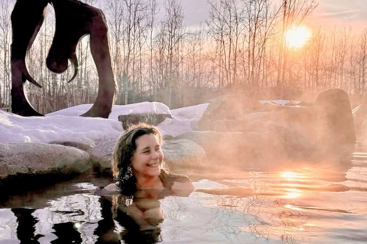 5. Visitante en Eclipse Nordic Hot Springs. Foto - @itsclaudiatravels (Instagram)