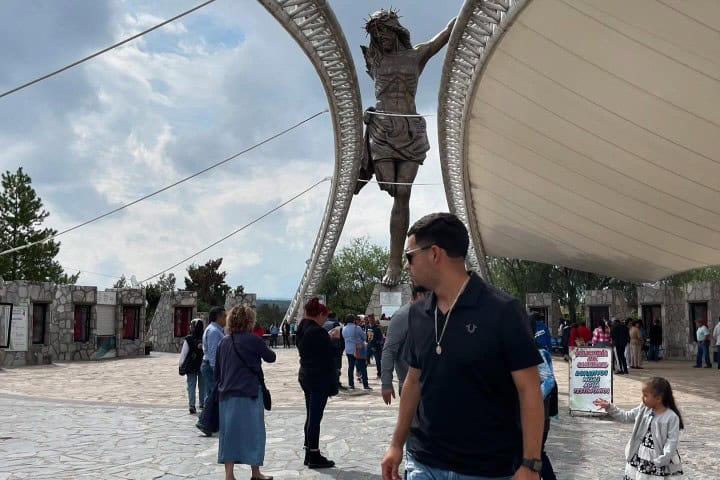 5. Visitantes en el Cristo Roto. Foto - @rubio_a_08 (Instagram)