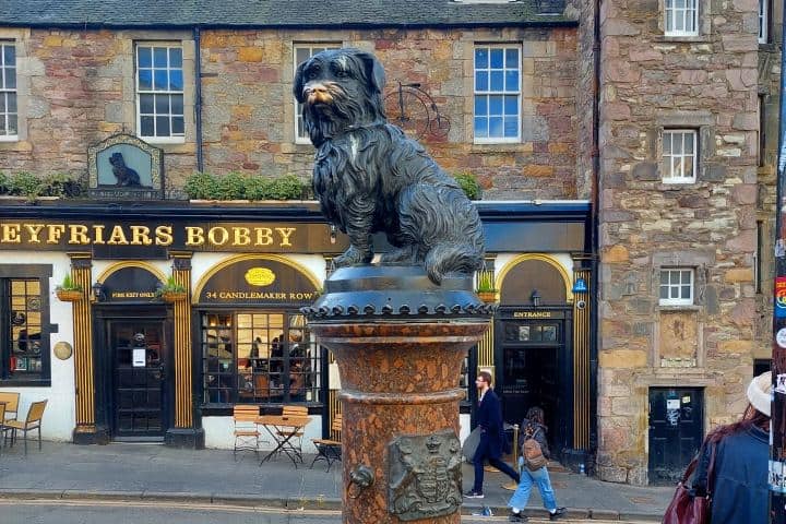5. Bobby, el perrito del Cementerio Greyfriars. Foto - @viajesdeale (Instagram)