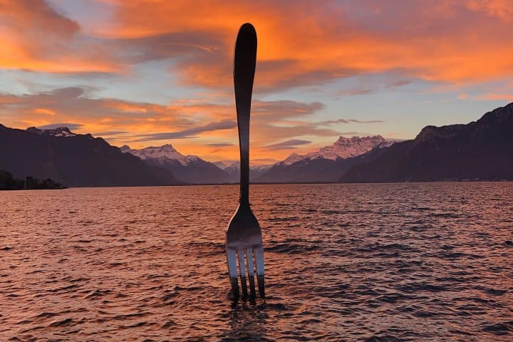 5. Tenedor gigante del Lago Lemán. Foto - @pfbuck (Instagram)
