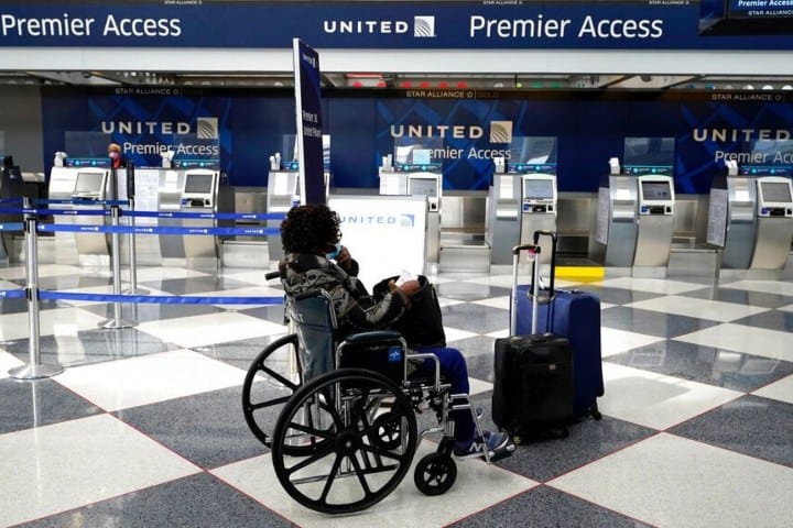5. Pasajera en silla de ruedas en United. Foto - Spectrum News