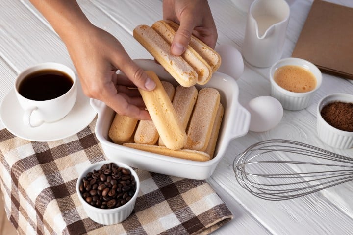 5. Acomodando bizcochos en bowl. Foto - freepik