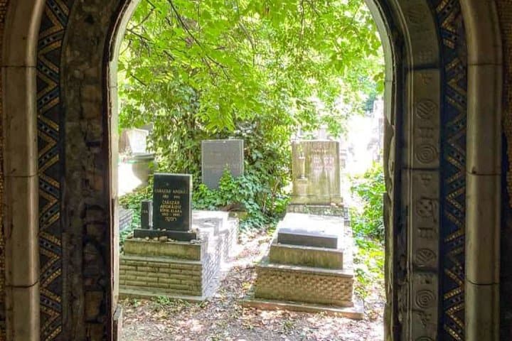 5. Tumbas en el cementerio de la calle Kozma. Foto - @gangvegek (Instagram)