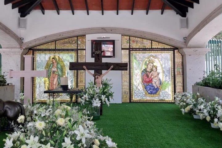 6. Mausoleo de Vicente Fernández. Foto - Vitro-Arte Vitral*Cristal*Aluminio (Facebook)