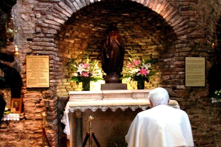6. Papa Benedict XVI en la Casa de la Virgen. foto - Getty Images