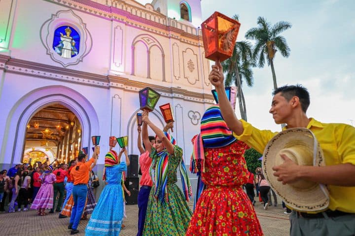 6. Danza en el Festival de los Farolitos. Foto - El Metido (Facebook)