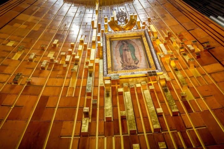 6. Virgen de Guadalupe en la Basílica. Foto - Alamy