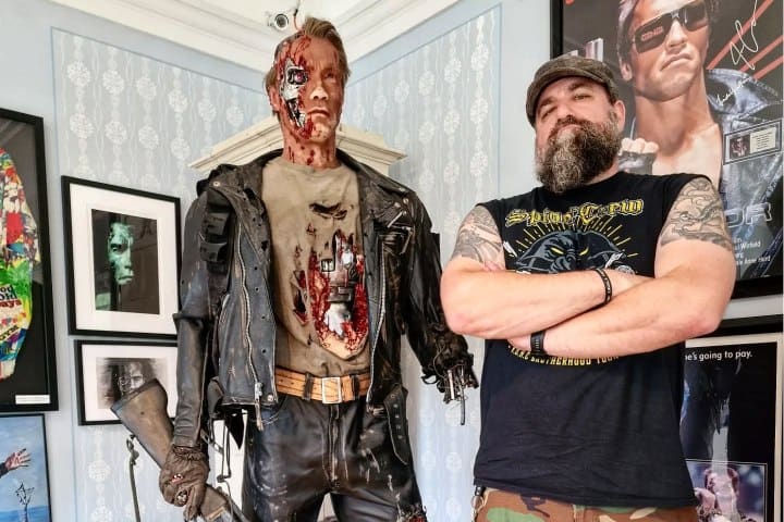 6. Visitante con escultura de Terminator en el Museo de Arnold Schwarzenegger. Foto - @bloodyvienna (Instagram)
