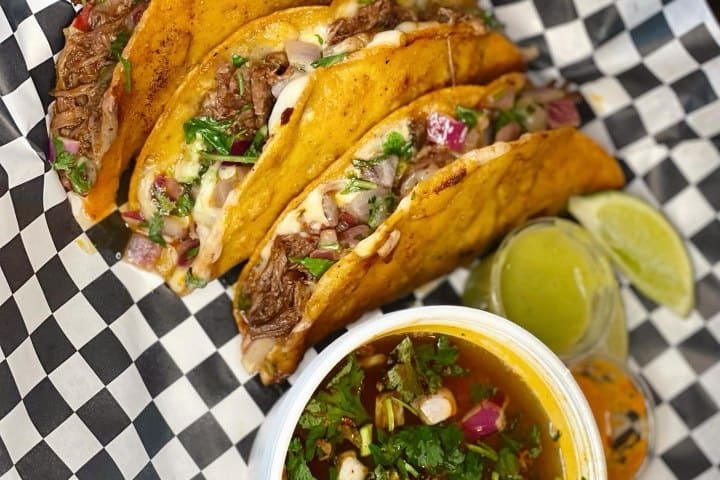 6. Tacos y consome en "La Santa Torta". Foto - @lasantatorta (Instagram)