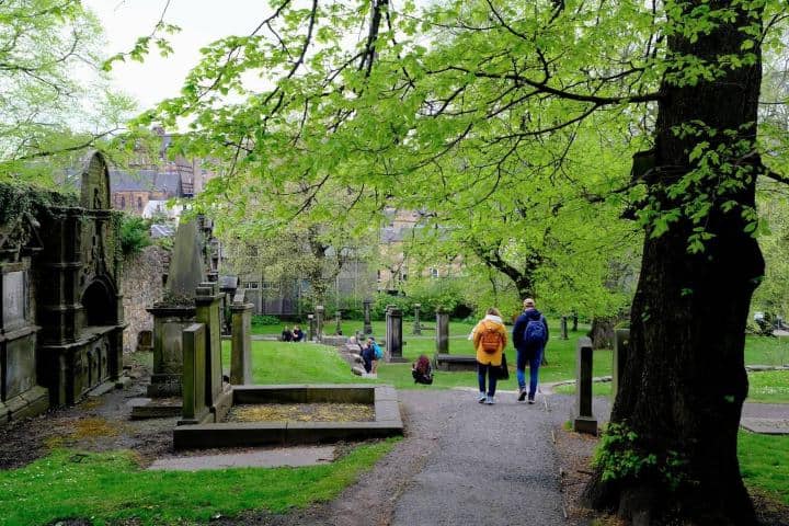 6. Gente paseando en el Cementerio Greyfriars. Foto - Alamy