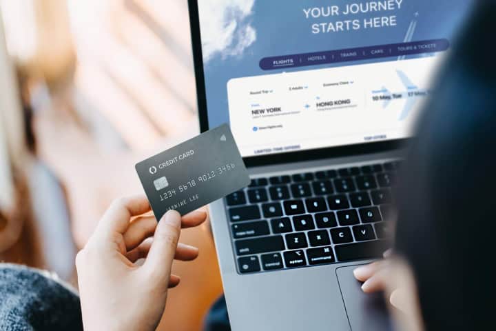 6. Comprando boletos de avión. Foto - Getty Images