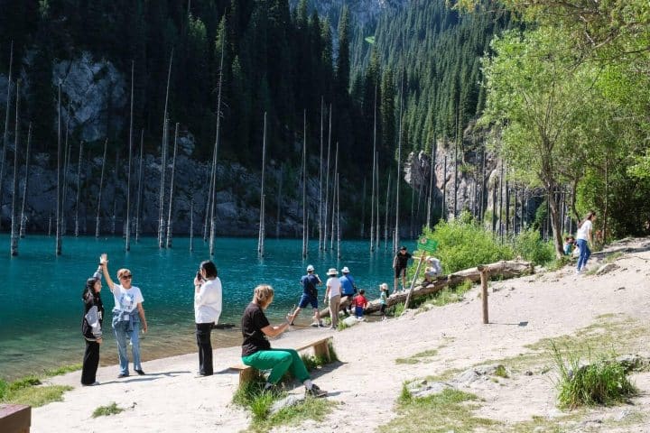 6. Viajeros en el Lago Kaindy. Foto - Alamy