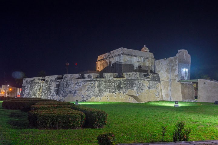 6. Baluarte de Santiago de noche. Foto - Pixabay