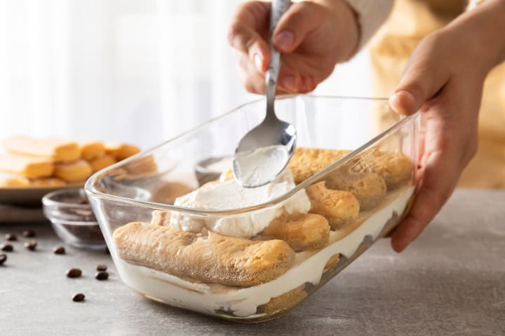 6. Haciendo capas de tiramisú. Foto - freepik