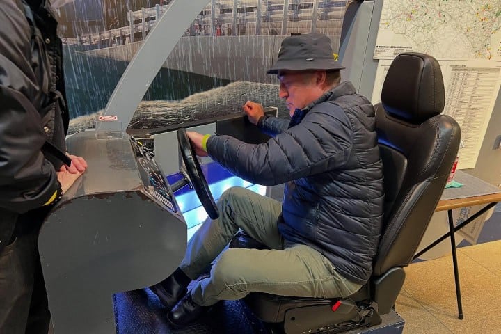 6. Simulación de puerta de auto en una inundación. Foto - @ibaraki_katsunori (Instagram)