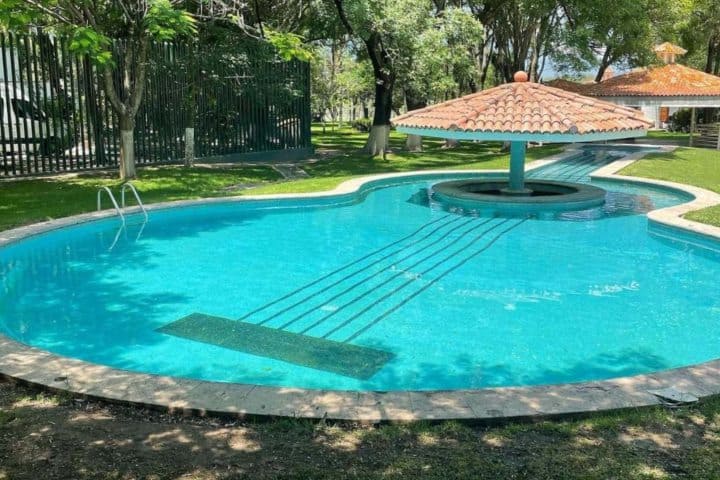 7. Piscina con forma de guitarra en Rancho “Los Tres Potrillos". Foto - Viator