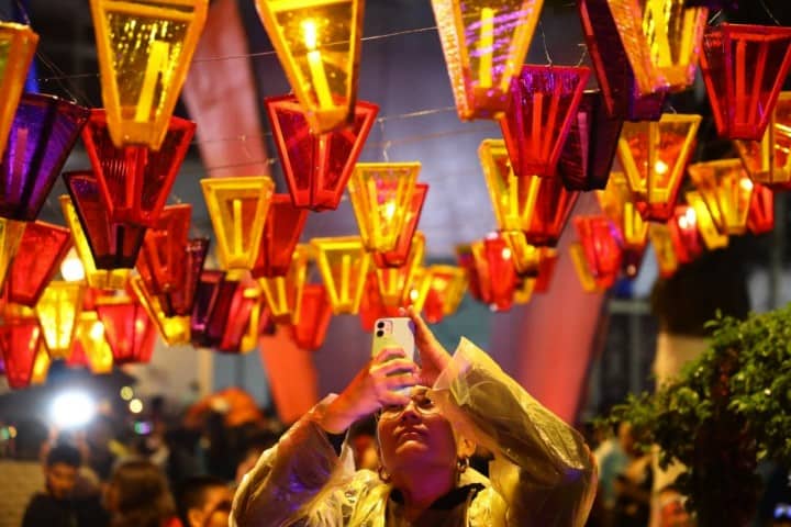 7. Participante en la Fiesta de los Farolitos. Foto - @elsalvador (Instagram)