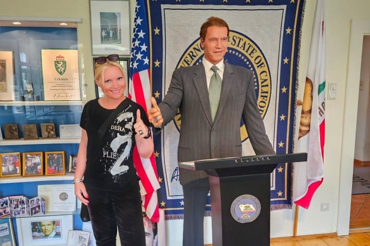 7. Visitante con escultura de Terminator en el Museo de Arnold Schwarzenegger. Foto - @hamiczech (Instagram)