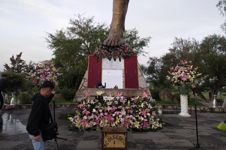 7. Flores en la base del Cristo Roto. Foto - Santuario del "Cristo Roto" (Facebook)