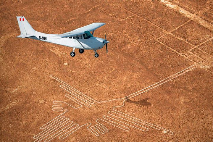 7. Avioneta sobrevolando las Líneas de Nazca. Foto - Master Tours Perú