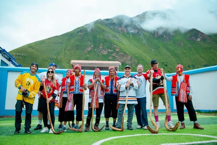 7. Jugadores de hockey canadiense con jugadores de gayado. Foto - @canada_pe (Instagram)